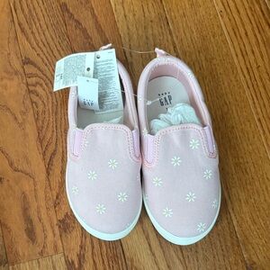 Gap Pull on Sneakers